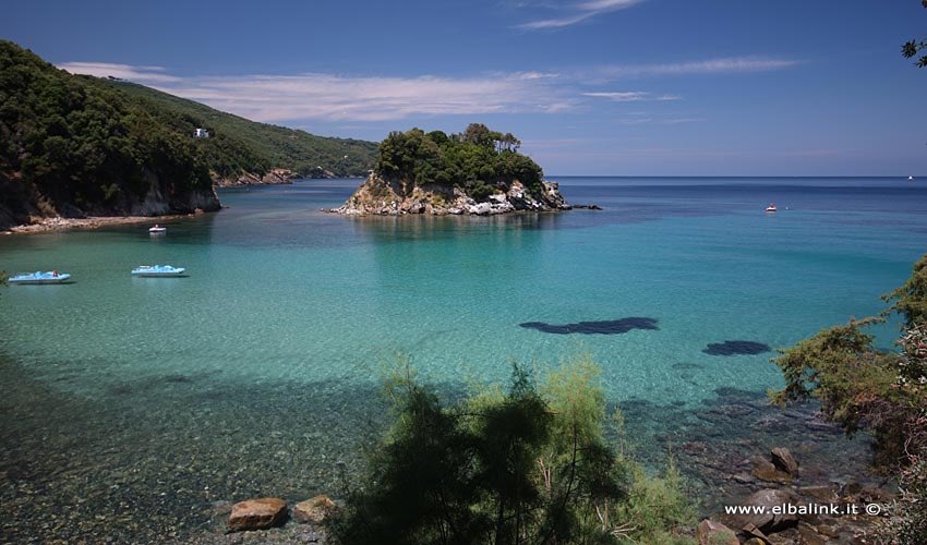 CentralElba's tweet photo. #LaPaolinabeach in Marciana is a sand and tiny stone beach. It takes its name from the tiny island on the left hand side, a few metres from the shore and  for the legend of #NapoleonSister ! According to which she used to love sunbathing on the rock. 🐚☀️ https://t.co/7hDhszF1HJ
