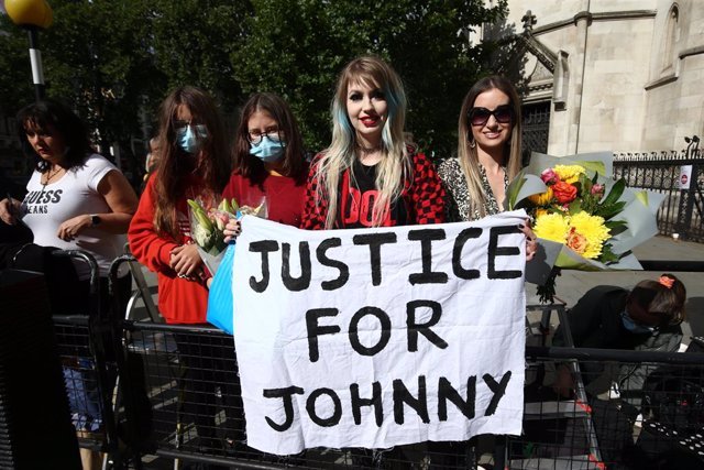twiggywitch's tweet photo. "Dile al mundo Johnny, diles: yo, Johnny Depp, un hombre, también soy víctima de violencia doméstica. Y mira cuántas personas creen o están de tu lado" ~Amber Heard

PUES MIRA CUANTAS SOMOS, ESTAREMOS CON ÉL HASTA EL FINAL 

 #JusticeForJohnnyDepp https://t.co/pXv5dzQbZF