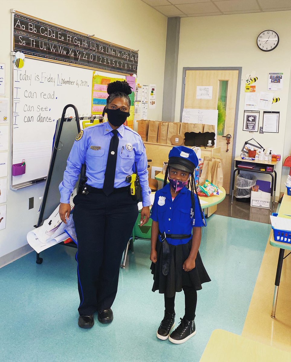 NOPDNews's tweet image. Some schools had to postpone their Halloween celebrations due to the impacts from #HurricaneZeta, but we couldn’t forget about our little ones. 

Ofc. Johnson stopped by to celebrate with the students and many of them were dressed as little police officers. 👮😍 #MASKUPNOLA 😷