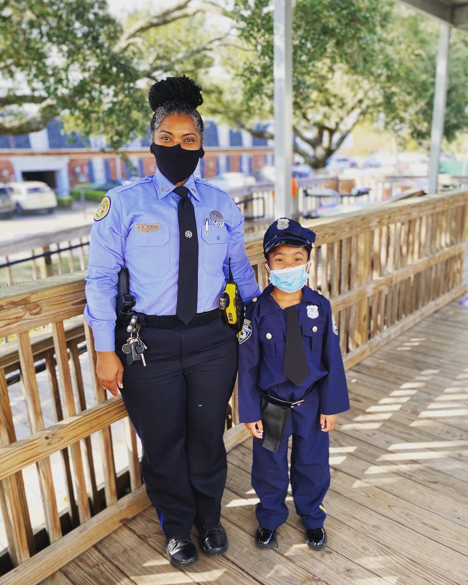 NOPDNews's tweet image. Some schools had to postpone their Halloween celebrations due to the impacts from #HurricaneZeta, but we couldn’t forget about our little ones. 

Ofc. Johnson stopped by to celebrate with the students and many of them were dressed as little police officers. 👮😍 #MASKUPNOLA 😷