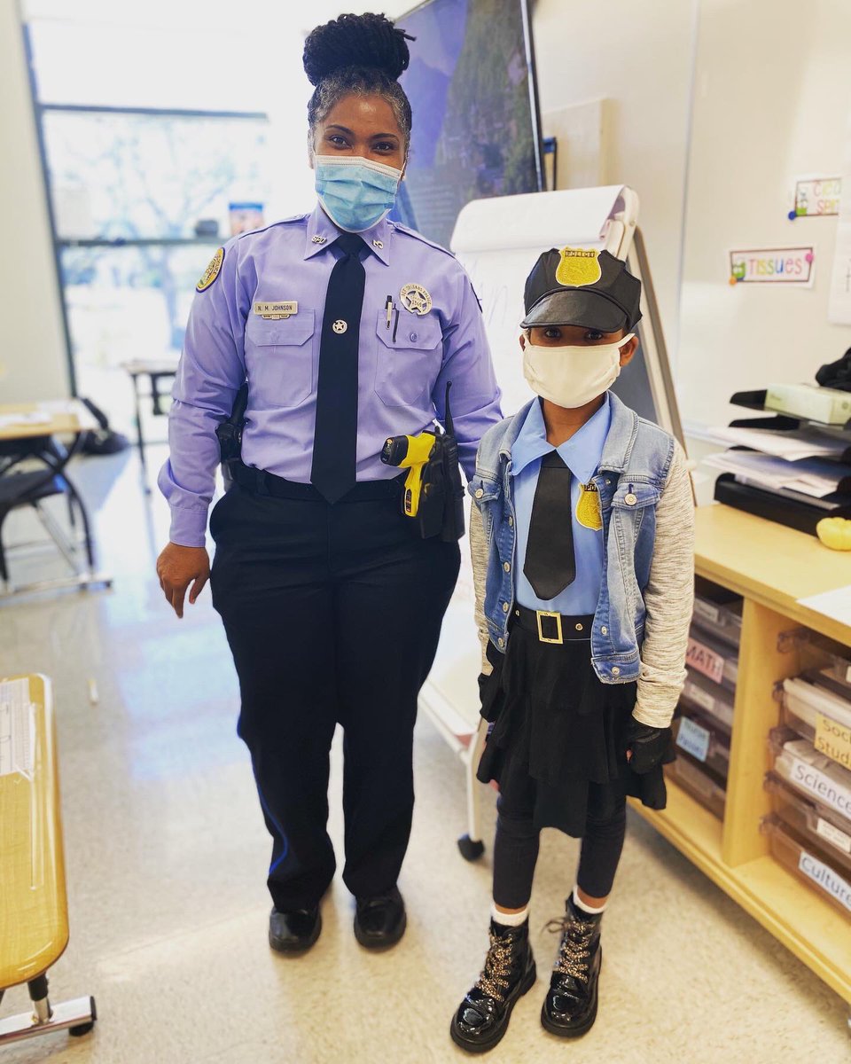 NOPDNews's tweet image. Some schools had to postpone their Halloween celebrations due to the impacts from #HurricaneZeta, but we couldn’t forget about our little ones. 

Ofc. Johnson stopped by to celebrate with the students and many of them were dressed as little police officers. 👮😍 #MASKUPNOLA 😷
