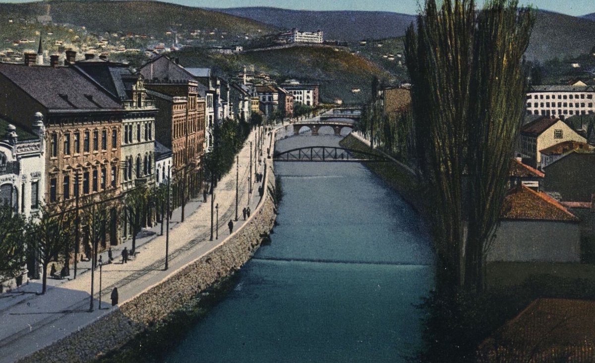 Hadži Hasanova ćuprija (Hadži Hasan’s bridge) was built to connect Ajas-paša mosque on the right side of the river and Bakr-babina mosque next to the At Mejdan on the left side of the river. Ajas-pašina street and Kolukčijska čaršija were streets of craftsmen and artisans.