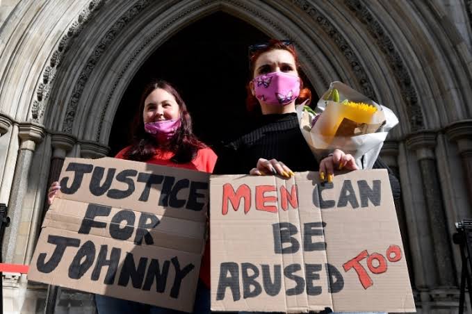 twiggywitch's tweet photo. "Dile al mundo Johnny, diles: yo, Johnny Depp, un hombre, también soy víctima de violencia doméstica. Y mira cuántas personas creen o están de tu lado" ~Amber Heard

PUES MIRA CUANTAS SOMOS, ESTAREMOS CON ÉL HASTA EL FINAL 

 #JusticeForJohnnyDepp https://t.co/pXv5dzQbZF