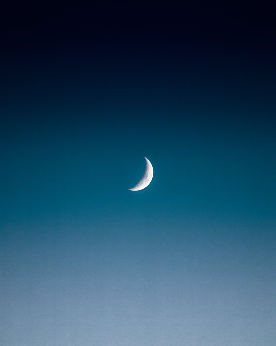 viewswithellen's tweet photo. negative space in shades of blue ✨🌀 https://t.co/QKUXz77Wlk