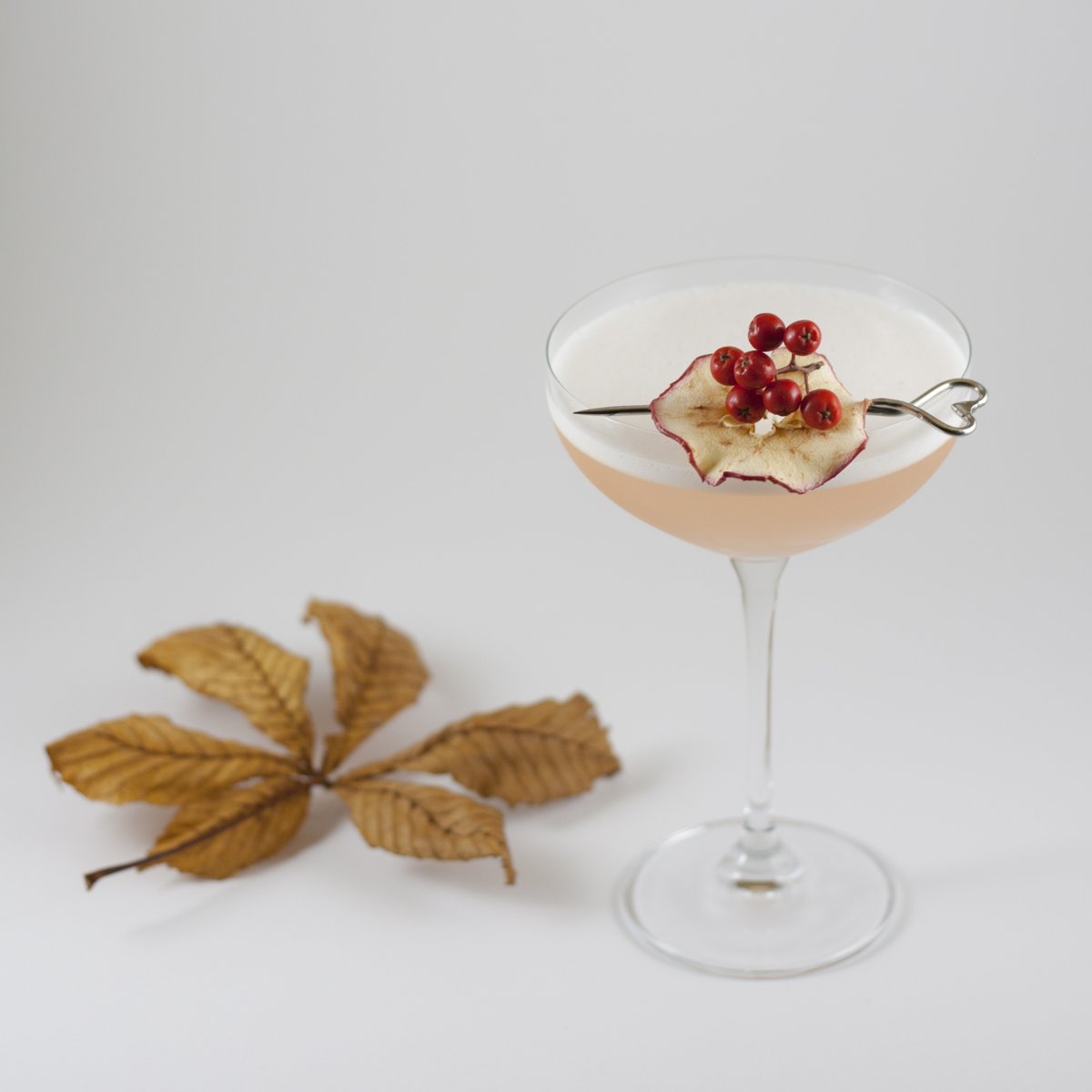 Make the most of the cool autumn evenings with this stunning #PrettyinPinkCocktail that tastes of #Autumn! 🍂

Find this cocktail recipe at bit.ly/2t0JkRw 

#lundindistilling #gorsegin #cocktails