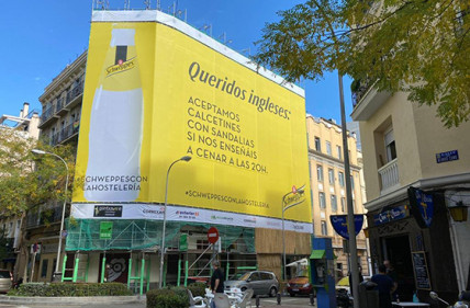 javivikiller's tweet photo. ¡Brutal lo que se ha sacado de la manga @Schweppes_ES ! 💪🏼Algo tan sencillo como salir a cenar a las 20h, ayuda más de lo que creemos a nuestros queridos bares y restaurantes.😋 #Schweppesconlahostelería https://t.co/tFQ6mvA5KA
