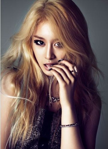 JIYEON BONUS BEST ERA: DAYBYDAY. I love how she is able to be sexy rocking a short-haired look and at the same time a long blonde barbie one, she was mad for this.