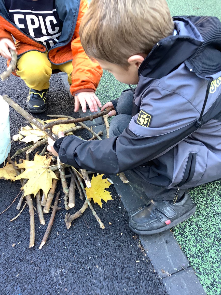 LaceyfieldsRec's tweet image. This week we have been learning about bonfire night! 

The children enjoyed talking about their own experiences linked to bonfires and fireworks. 
Today we worked together to make a bonfire! The children used sticks and leaves to make marshmallows for toasting! 🍢
@LaceyfieldsA