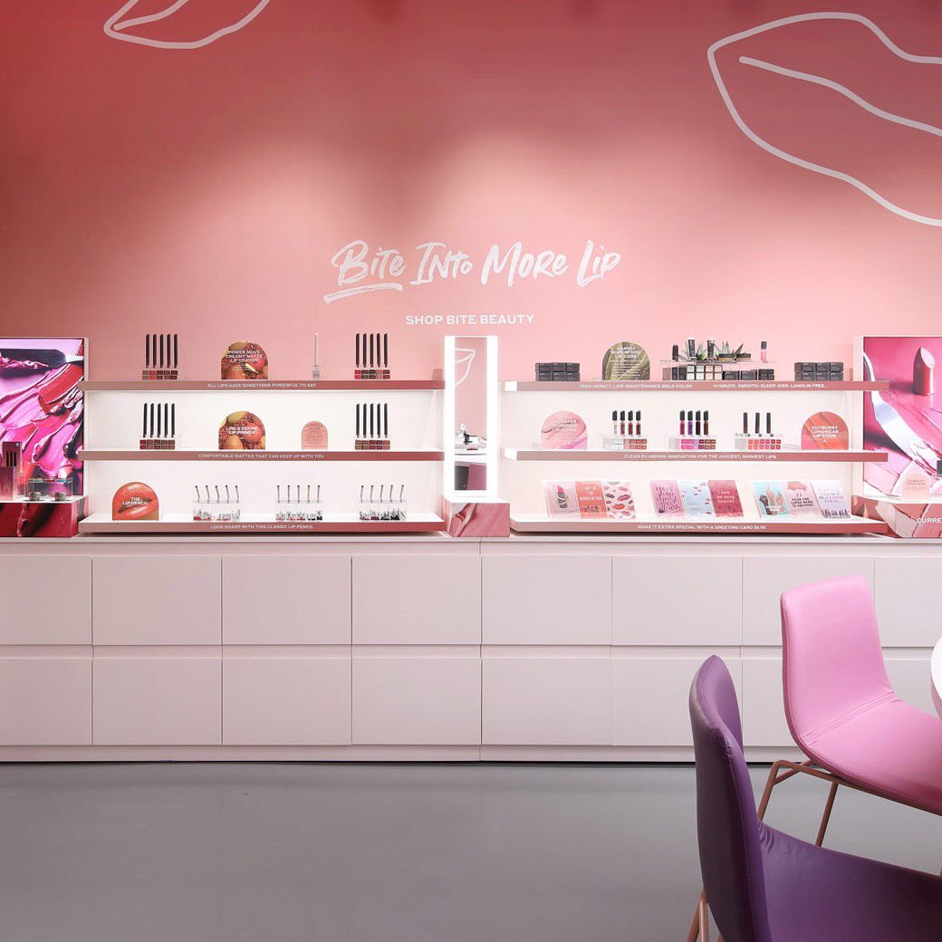 bitebeauty's tweet photo. Today’s your lucky day 😍🎲💋 #LipLabxBITE Las Vegas is officially open! We cannot wait to host you &amp; create your own custom lipstick. Plus take 15% off services with code WELCOME15.

PS. The first 100 guests to come in for a service will receive a Lip Lab tote or water bottle✨ https://t.co/wkahNHf65K