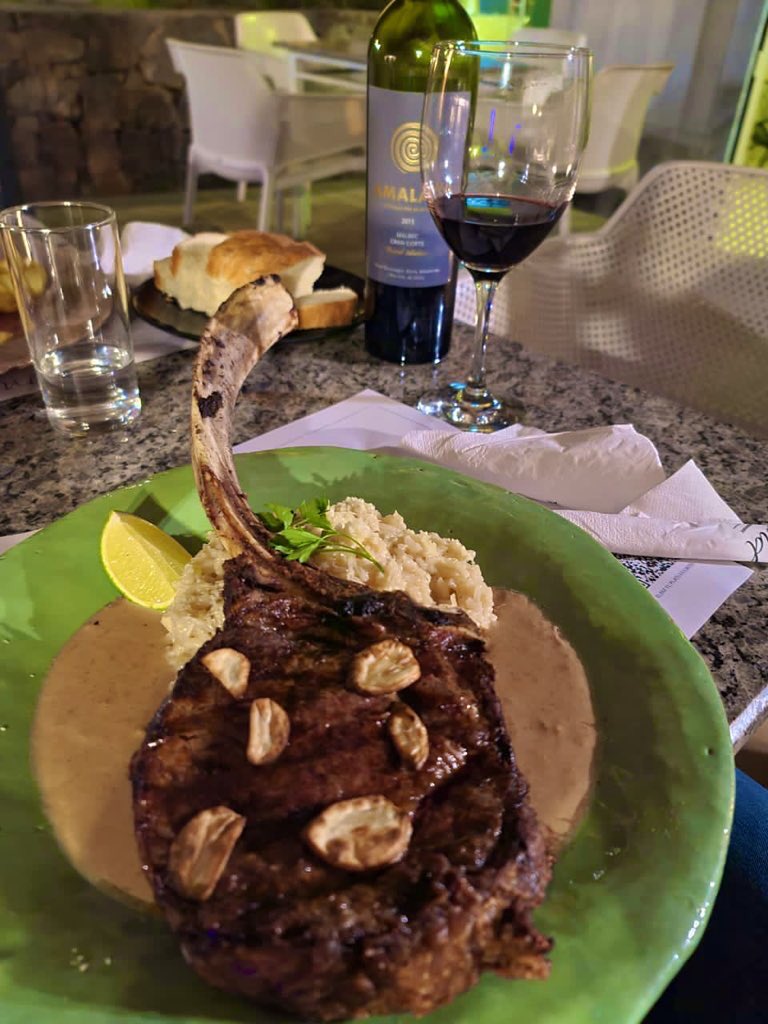 elboga64's tweet photo. Saboreando en @MilordHotel un increíble Tomahawk con un sabroso Malbec @AmalayaBodega en familia por el cumple de @LaFlacaDePoeta (no agrego pero evidentemente faltás @meliroulet ♥️) @__Verna__ https://t.co/VtKq9dMTYx