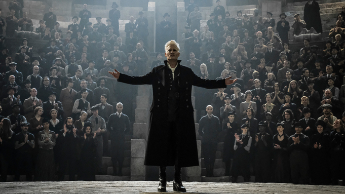 TMidnightClub's tweet photo. Encontrar a otro actor para Grindelwald será imposible, Johnny Depp hizo suyo el papel y se volvió uno mismo con el personaje, es una pena que haya tenido que dejarlo. 

Animales Fantásticos 3 se pospone para el verano de 2022. https://t.co/ZFbu2cAIgR