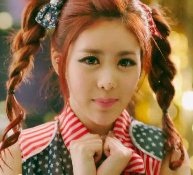 and moving on to my bias... QRI'S BEST ERA: ROLY POLY JAPANESE VERSION.HER STARTING IN THAT PUFF SLEEVED BLOUSE AND A SHORT SKIRT WITH PONYTAILS... THIS IS WHEN I STARTED STANNING HER