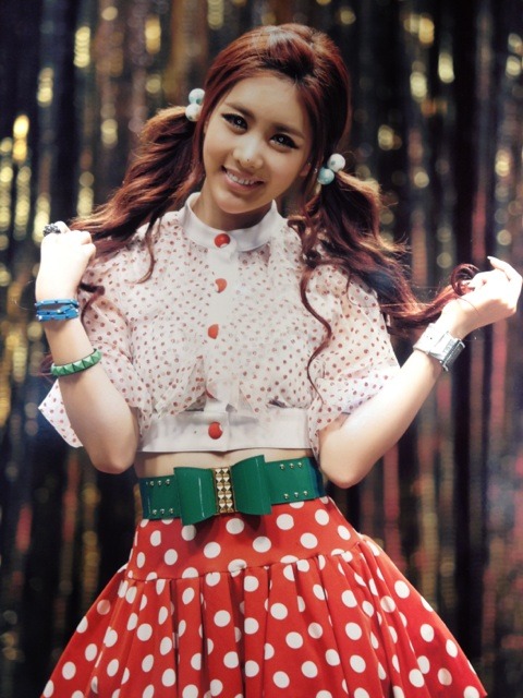 and moving on to my bias... QRI'S BEST ERA: ROLY POLY JAPANESE VERSION.HER STARTING IN THAT PUFF SLEEVED BLOUSE AND A SHORT SKIRT WITH PONYTAILS... THIS IS WHEN I STARTED STANNING HER