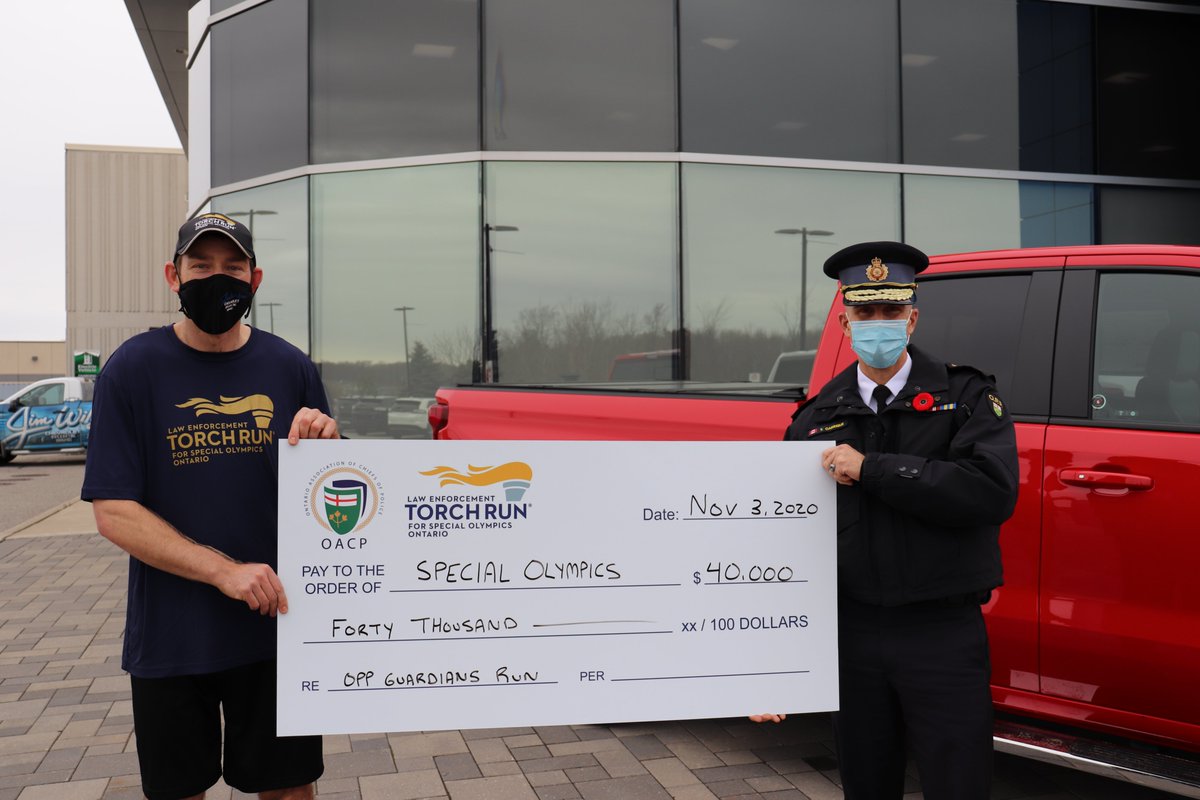 GuardiansRun's tweet photo. What a successful year and all thanks to each and everyone of YOU!

@OPPCommissioner and athlete Stephen Graham presenting a cheque to @SOOntario

Additional offline donations helped push the funds raised to $41,938.10! 

#GuardiansRun https://t.co/JHHeWaVqh6