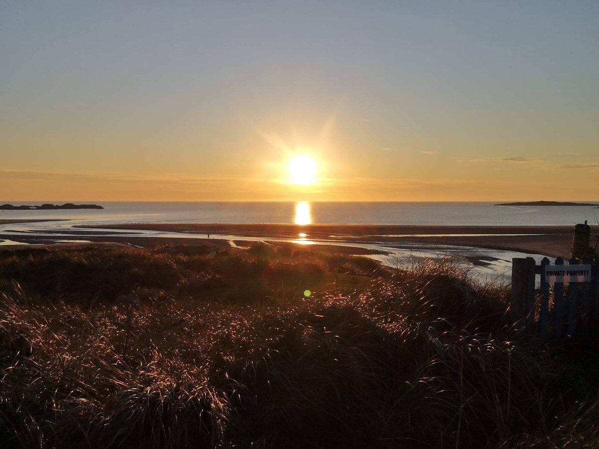racheldrift's tweet photo. The moment I turned the camera around whilst on a video call to my Dad!  #magicmoments #daddysgirl😘 #sunset #beachlife #family #specialtimes https://t.co/BDGfA6m20t