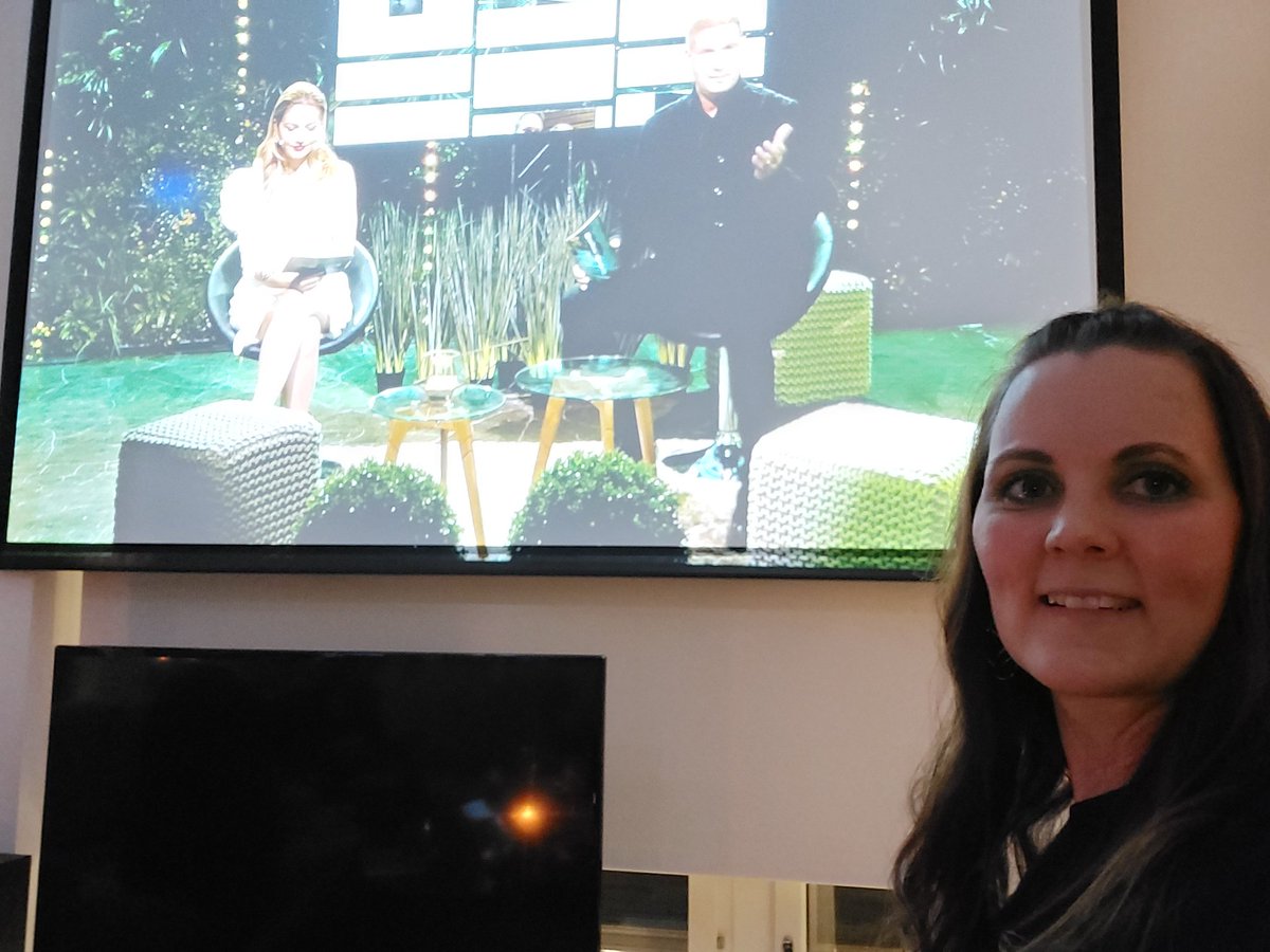 talvikk's tweet photo. Tänään juhlitaan virtuaalisesti @MehilainenOy 111-vuotista matkaa. Huiput juhlat meneillään! #memehiläiset #mehiläinen111 https://t.co/gPODNayNlm