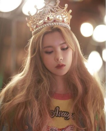 QRI BONUS: WHAT'S MY NAME. She looked ASTONISHING every.single.time. NEVER CAUGHT SLIPPING! And the light-colored hair are just regal, a queen