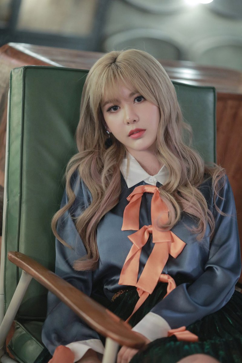 QRI BONUS: WHAT'S MY NAME. She looked ASTONISHING every.single.time. NEVER CAUGHT SLIPPING! And the light-colored hair are just regal, a queen