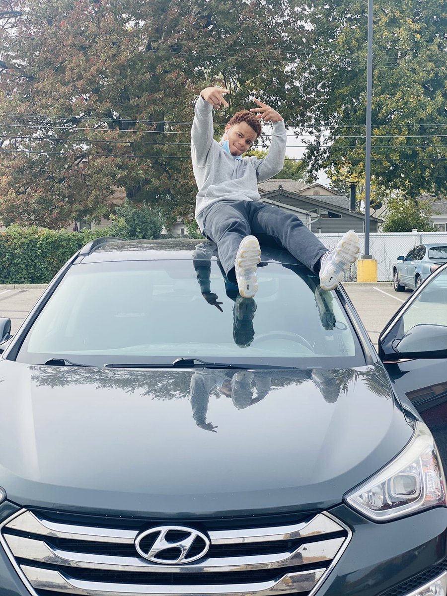 LakeShoreYrbk's tweet photo. November 23rd- 24th from 11:00- 12:00  Virtual and In-person students welcome to meet at Lake Shore parking lot to take car pictures or send us a picture to lakeshoreyrbk@gmail.com of you &amp; your whip for the yearbook!!! 🚙🚘🤩 https://t.co/CYfluZ83Es