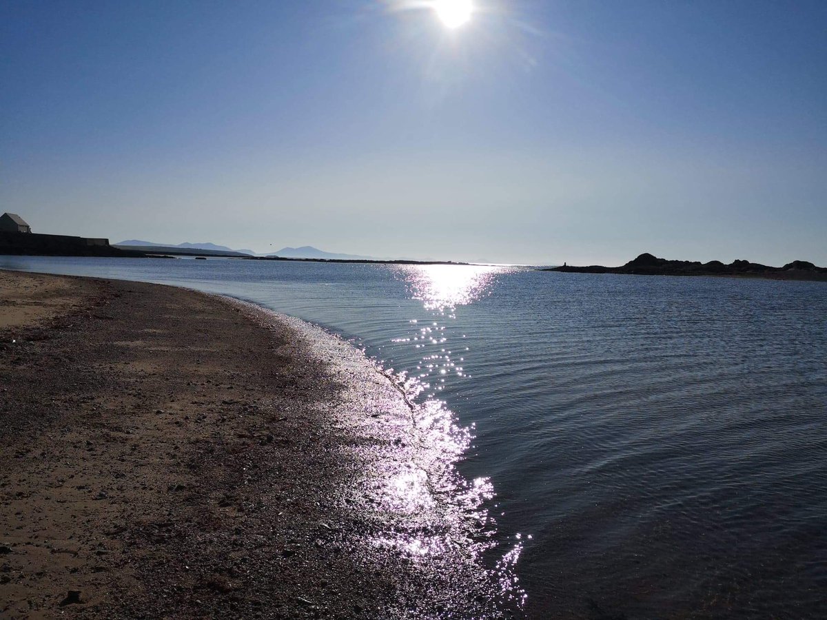 racheldrift's tweet photo. Wow!  I only popped out for some Vitamin Sea!  Two hours later, and I really didn’t want to go home!  😃#rhosneigr #Anglesey #sunshine #vitaminsea #beachlife https://t.co/onomVq9Ujr