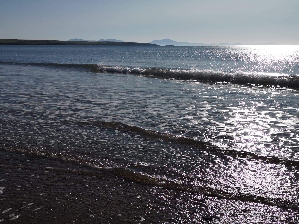 racheldrift's tweet photo. Wow!  I only popped out for some Vitamin Sea!  Two hours later, and I really didn’t want to go home!  😃#rhosneigr #Anglesey #sunshine #vitaminsea #beachlife https://t.co/onomVq9Ujr