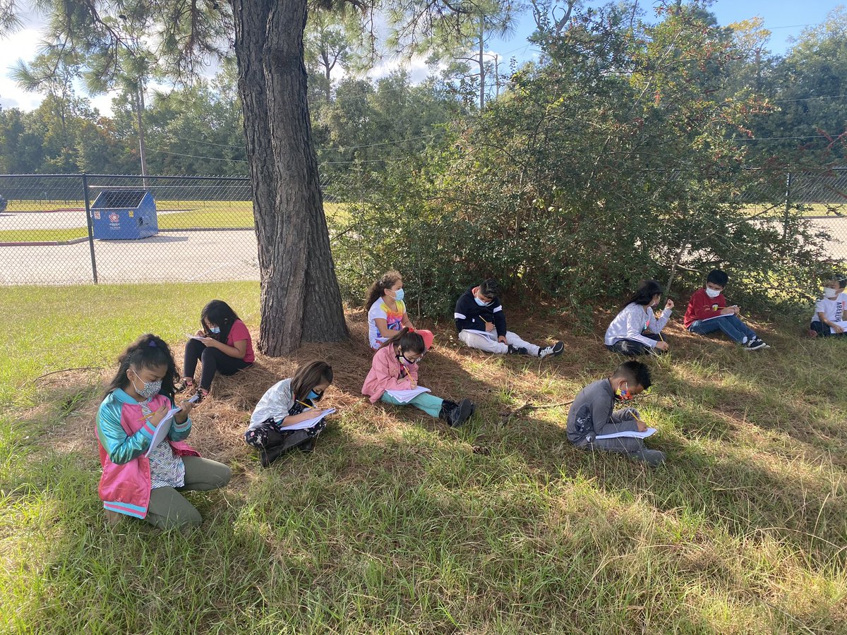 mariielagza's tweet photo. What a beautiful day to be outside! ☀️ Students went on a listening walk to hear sounds and learn about sound energy! 👂🏼 🔊 @Robinson_HISD @HISDEastArea @HISD_ElemSci https://t.co/sppLpFHYu0