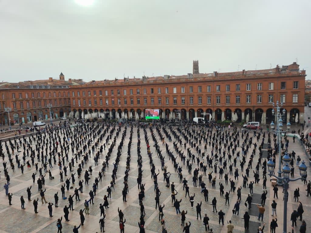 Mobilisation exceptionnelle ce jour avec 1000 personnes mobilisées place du capitole à Toulouse 

Une organisation sans faille dans le respect des protocoles sanitaires 

Les « non essentiels » ont fait entendre leur voix 🗣

#JeSuisNonEssentiel