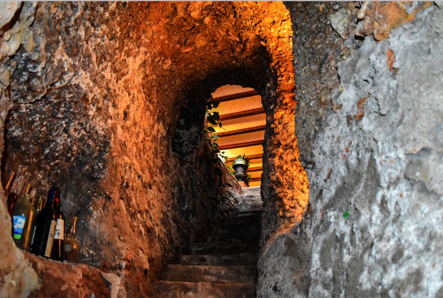 castillo_grisel's tweet photo. Hoy os presentamos la bajada al antiguo aljibe del castillo, que también tuvo otros usos a lo largo de la historia, ¿queréis saber cuáles? ¿Y qué hay ahora en él? Para eso tendréis que venir a descubrirlo #castillos #dormirenuncastillo #Moncayo https://t.co/f5or7BXOBO