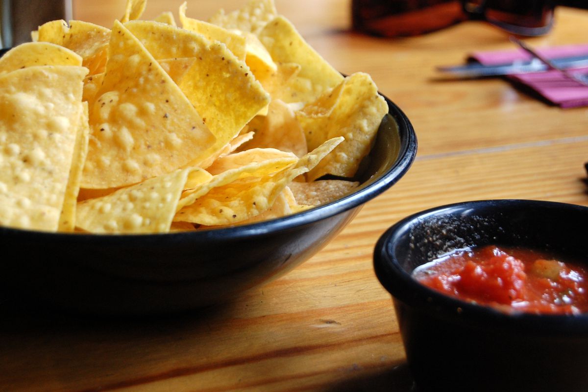 TwoCranesNMABQ's tweet photo. You can't go wrong with some chips and salsa! 
.
.
.
#twocranesbistroandbrew
#albuquerque
#newmexico
#oldtownabq
#abqfoodies
#patio
#abqbeer
#food
#beer https://t.co/3VnJh3fasX