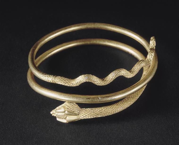 Браслет снейк. Браслет в виде змеи в Египте. Кольца древнего Египта. Золотые браслеты Телец. Браслет две змеи.