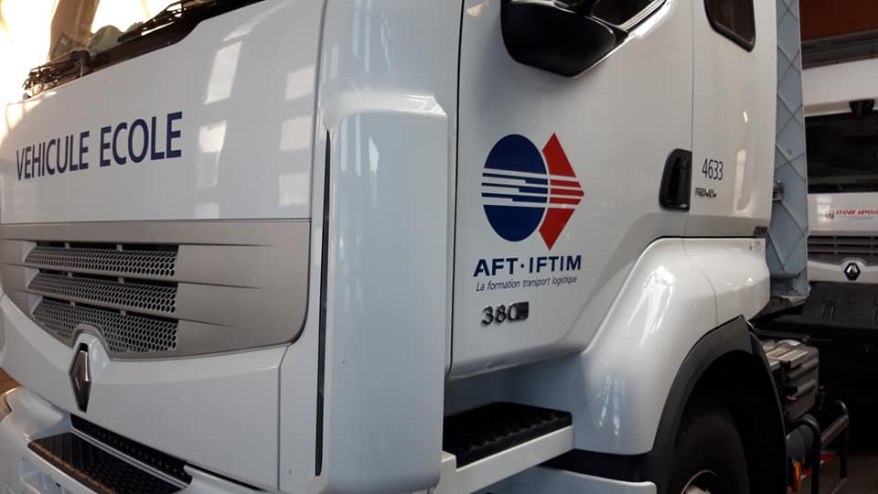 R0bertAndrew's tweet photo. Changement du nez de pont par les BTS MV, sur un tracteur Renault Premium utilisé par les élèves du Bac pro CTRM...
 #renaulttrucks #btsmv #bacproctrm #aft https://t.co/8CATPDECD4