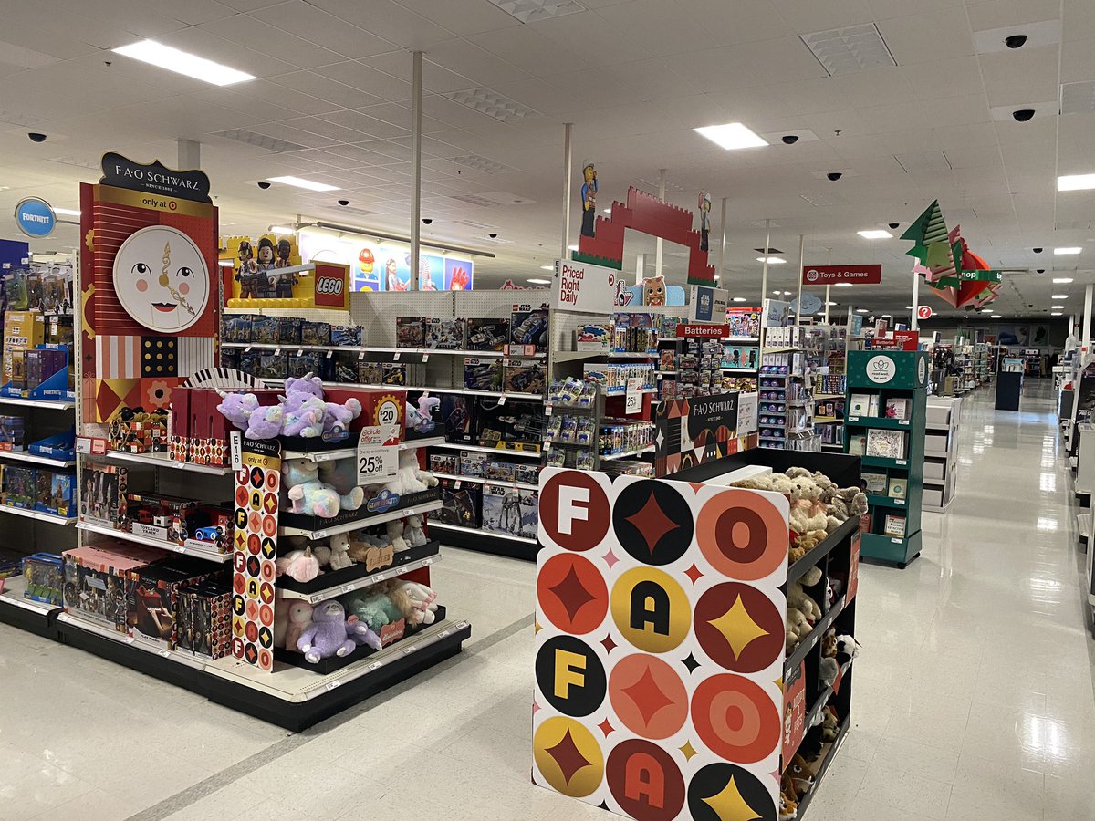 j4zellers's tweet image. Look at all the hard work the 1821 team has put in this week to ensure we are ready to win the first of many busy weekends!  Thank you all for the hard work the store looks GREAT!