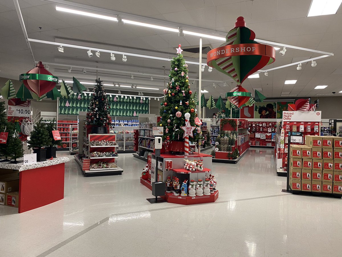 j4zellers's tweet image. Look at all the hard work the 1821 team has put in this week to ensure we are ready to win the first of many busy weekends!  Thank you all for the hard work the store looks GREAT!