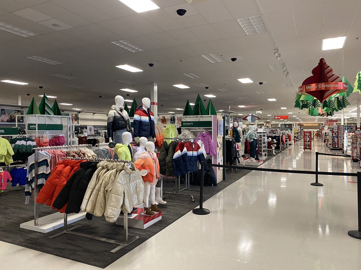 j4zellers's tweet image. Look at all the hard work the 1821 team has put in this week to ensure we are ready to win the first of many busy weekends!  Thank you all for the hard work the store looks GREAT!