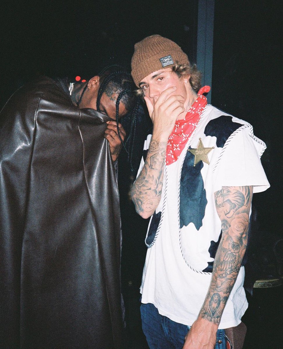 buzztinhabitual's tweet photo. bisexual culture:

I’m voting for Justin Bieber for Artist Of The Year at the #AMAs https://t.co/6UtinfJlGl