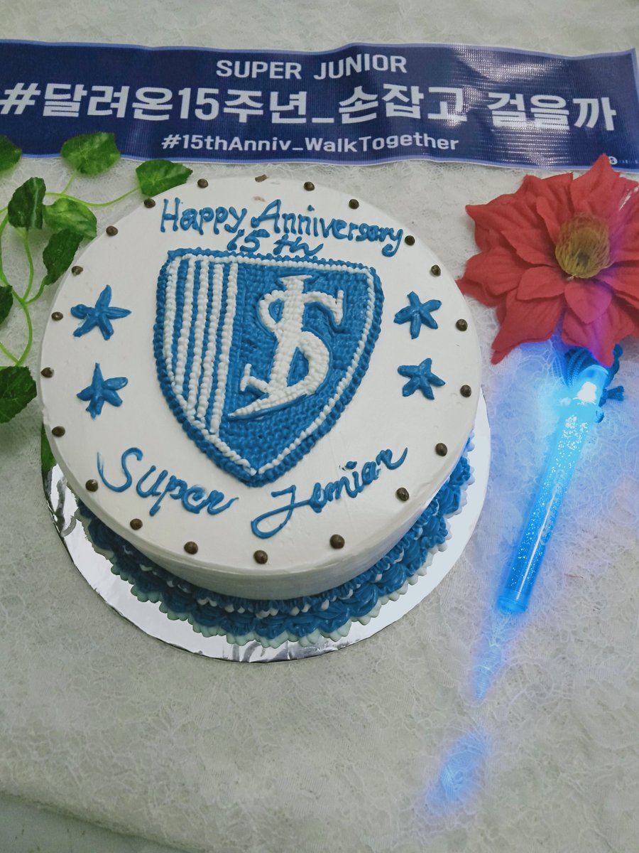 ekasari_elf's tweet photo. Golongan elf yg update di saat free dan kebetulan bisa ngerayain Anniv SJ 15th walaupun sendiri wkwkwk.

niatnya aku mau ajak elf tegal lainnya tapi susah

#슈퍼주니어 #SUPERJUNIOR 
#15thAnniv_WalkTogether #달려온15주년_손잡고걸을까 
@SJofficial https://t.co/QPSMA5KRW7