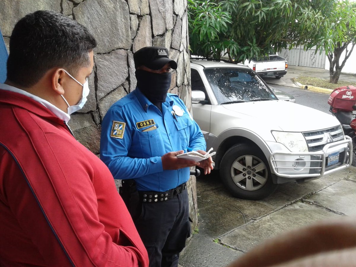 alcaldia_ss's tweet photo. ☝🏽🚔 | Recuerda que las aceras son para los peatones. 📝 | Nuestros agentes del CAM intervinieron en la Res. Altamira, debido a una #DenunciaCiudadana por vehículos estacionados en la acera. #SSesTuyo https://t.co/mQ2fpcabYR