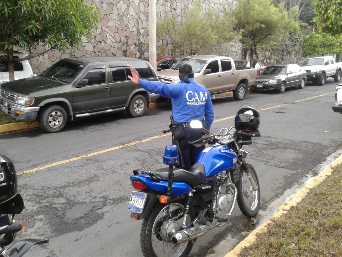 alcaldia_ss's tweet photo. ☝🏽🚔 | Recuerda que las aceras son para los peatones. 📝 | Nuestros agentes del CAM intervinieron en la Res. Altamira, debido a una #DenunciaCiudadana por vehículos estacionados en la acera. #SSesTuyo https://t.co/mQ2fpcabYR