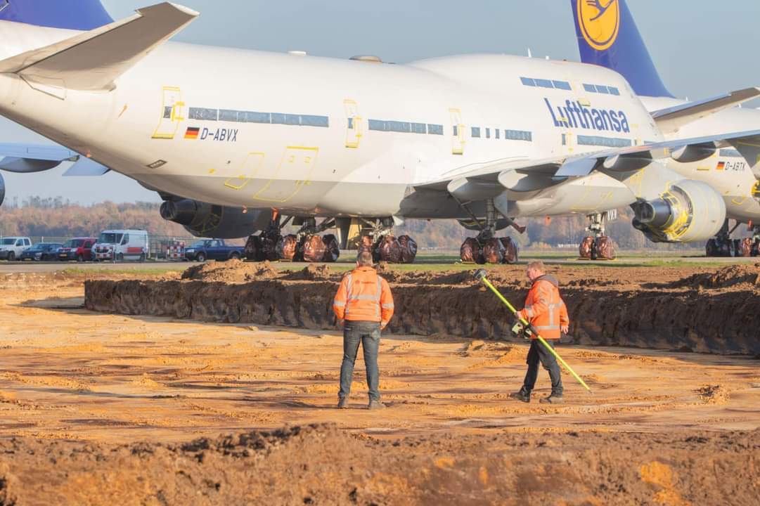 EHTWSpotters's tweet image. @Struktonciviel is druk bezig met het aanleggen van nieuwe vops op @twenteairport. Foto&apos;s door @rickbouwhuis_  #twenteairport #twente #technologybase #strukton #struktonciviel