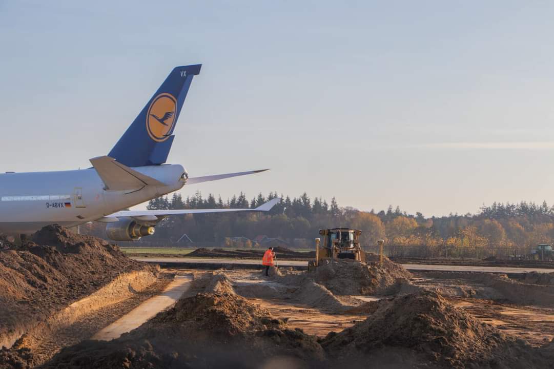 EHTWSpotters's tweet image. @Struktonciviel is druk bezig met het aanleggen van nieuwe vops op @twenteairport. Foto&apos;s door @rickbouwhuis_  #twenteairport #twente #technologybase #strukton #struktonciviel