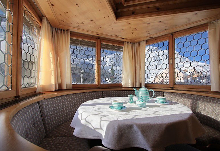 Bookingexperts's tweet photo. Binnen 2 dagen was Hotel Arlberghoehe in Tirol boekbaar met een nieuwe website. Door de koppeling tussen het reserveringssysteem en het CMS worden alle gegevens uit het reserveringssysteem gebruikt op de website. Dit scheelt heel veel invoerwerk! https://t.co/rkfUwf97HO