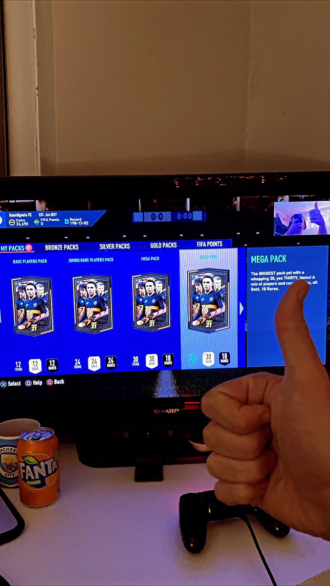 makkeye63's tweet photo. Going live on twitch for #RTTF pack opening! 

https://t.co/JqB9XOM5q7 💪🏼 https://t.co/J4pnGWEG0w