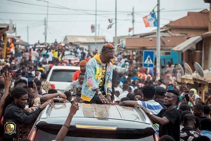 Shatta Wale causing major human and vehicular traffick in Kumasi 🔥🔥❤️

#ShattaKumericaInvasion #KumericaInvasion