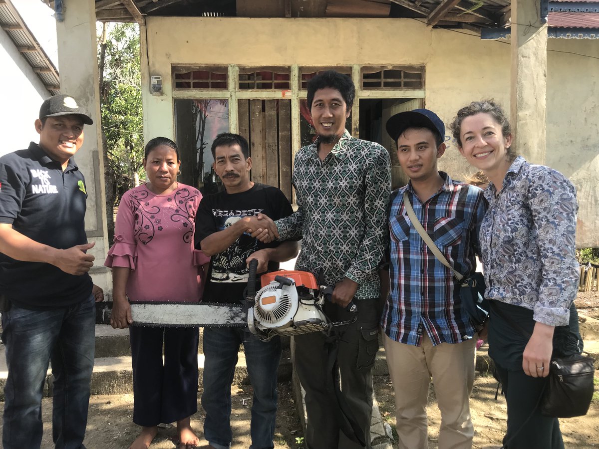 I spent a month doing clinical teaching at  @YayasanASRI in Kalimantan in 2018 (am on  @HIHngo board). Was astonished by the  #JustTransition program: chainsaw buybacksmall business loansGoats 4 widowsorganic farming training. #solutions  #collaboration  https://drcourtneyhoward.ca/2018/03/13/&nbsp;