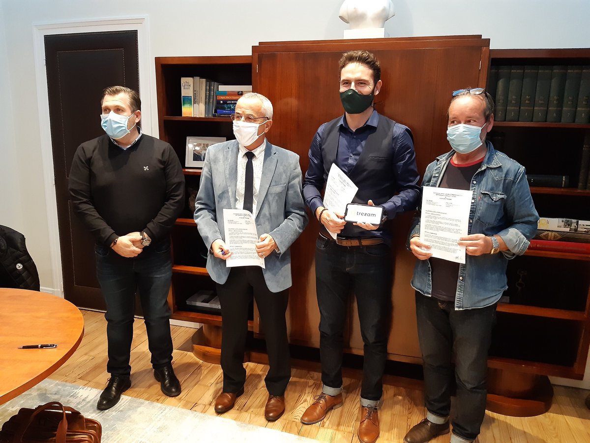 VilleAnglet's tweet photo. La Ville se mobilise pour le commerce de proximité. 👉Signature de la convention entre l'Union des commerçants et artisans d'#Anglet (UCAA) et #Trezam, une application de "click and collect" au service du commerce local. https://t.co/OGJfsFb1Vs