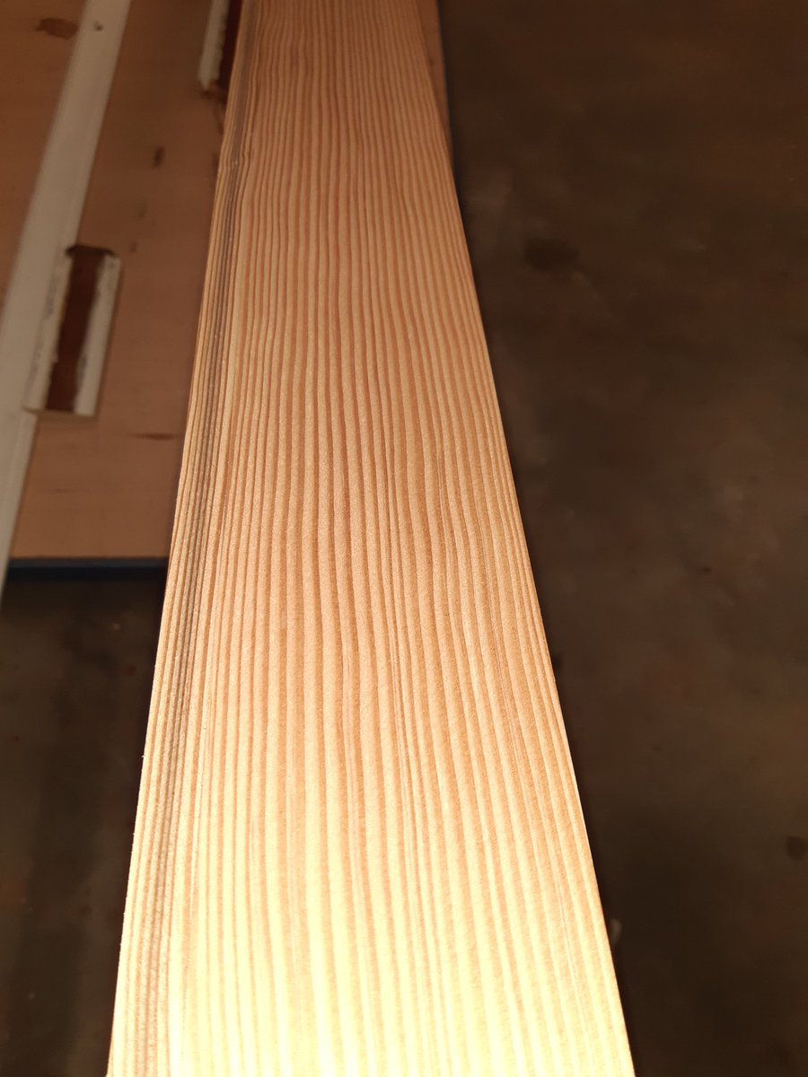 Tis niet allemaal goud wat er blinkt maar deze Oregon Pine komt er toch dicht in de buurt! We zijn er beleglatten voor schuifraamkozijnen van aan het maken voor de rijksmonumentale pastorie in Elshout.