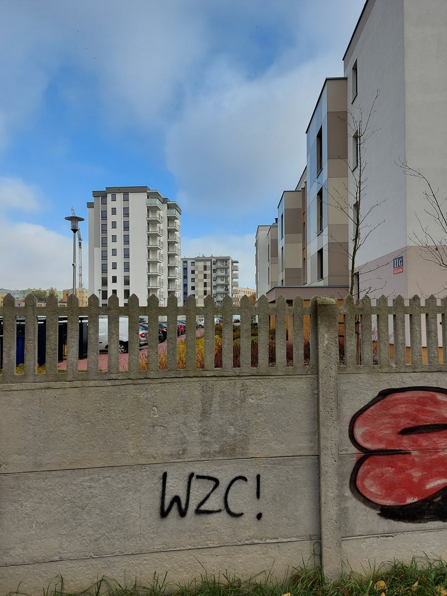 WarszawskiBlog's tweet photo. Po drugiej stronie muru👁 Behind the wall👁 #mur #podrugiejstronie #zamurem #nowebloki #Czarnów #Kielce #wall #ontheotherside #behindthewall #newblocks https://t.co/wy5mpvqW8a