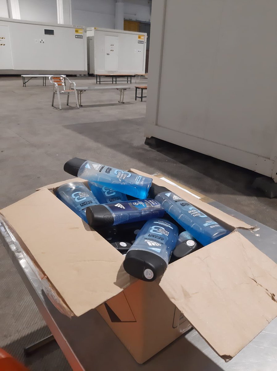 fundsalcom's tweet photo. Queremos agradecer a @ASOCREIR @EinesPerTothom y @danijuliag por las donaciones de productos de primera necesidad que han realizado para las personas del dispositivo de emergencia de @Fira_Barcelona
👉Donaciones: ✉️ dir.fira@fsyc.org
·
#Donaciones #COVID19 #Barcelona https://t.co/hzeMOviMtH