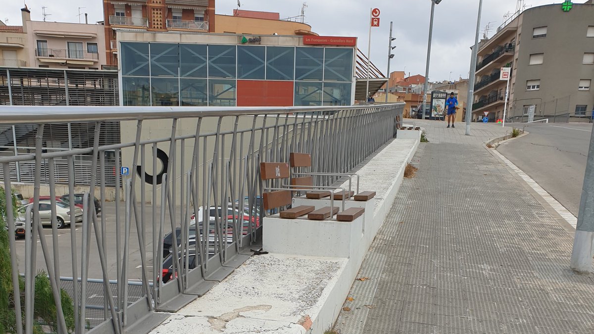AngieBG2408's tweet photo. ¡Hacen falta más bancos así en las cuestas, para asegurar el descanso! 
#diversitatFPT #sharediversitas https://t.co/1Ri6ZLgWYs