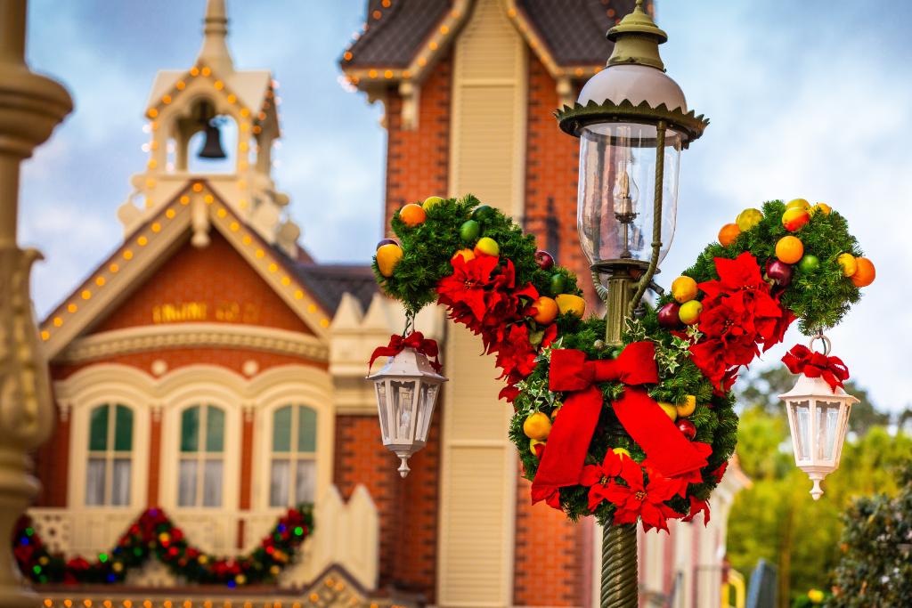 WaltDisneyWorld's tweet photo. The halls are decked at Magic Kingdom Park. 🎄 Get a closer look on the @DisneyParks Blog: https://t.co/26FLpZBbkK #DisneyMagicMoments ✨ https://t.co/oztrR3fkoO